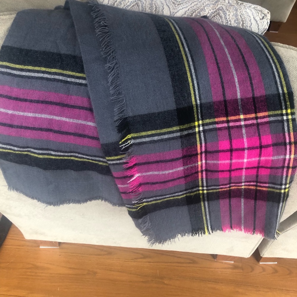 Super Soft Scarf Shawl Wrap in Excellent Condition! 56" Square